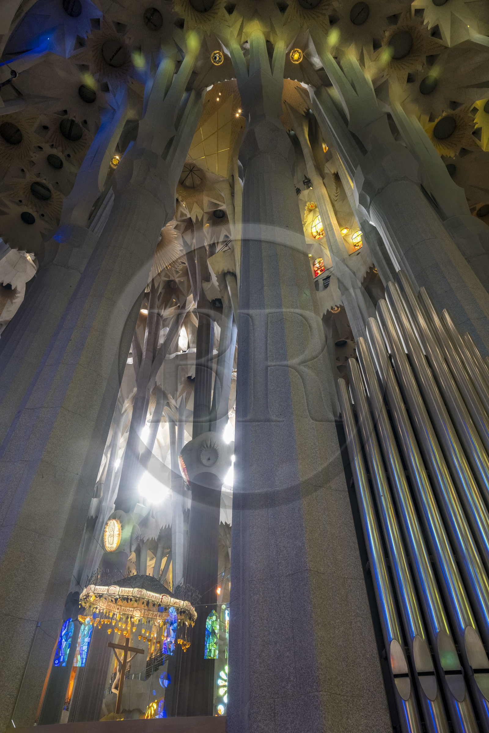 Espagne, Catalogne, Barcelone, quartier de l'Eixample, basilique de la Sagrada Familia de l'architecte du modernisme catalan Antoni Gaudi classée Patrimoine Mondial de l'UNESCO, le presbyterium, chœur réservé au clergé, surmonté du Christ crucifié accroché à un baldaquin suspendu