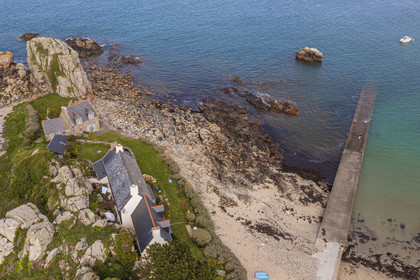 France, Côtes-d'Armor (22), Côte d'Ajoncs, Plougrescant, la plage de Porz Hir ou Pors-hir sur le chemin de Grande Randonnée GR 34 (vue aérienne)