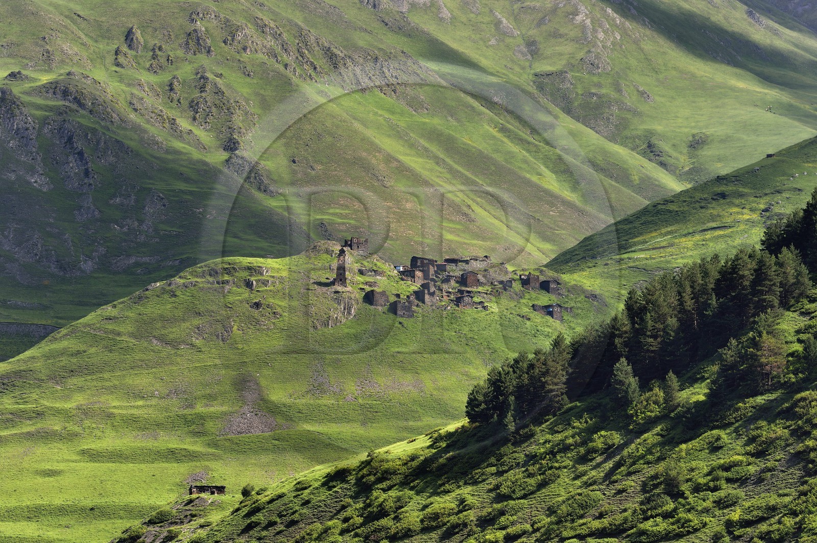 Géorgie, Kakheti, Parc national de Touchétie, vallée de la rivière Alazani dans les montagnes de Pirikiti, village perché de Kvavlo qui surplombe Dartlo