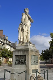 France, Calvados (14), la Suisse normande, Condé-sur-Noireau, statue de Dumont d'Urville
