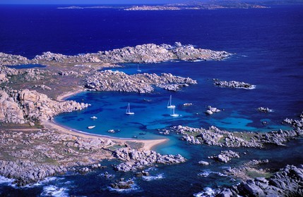 France, Corse-du-Sud (2A), bateaux au mouillage dans l'archipel des îles Lavezzi (vue aérienne)