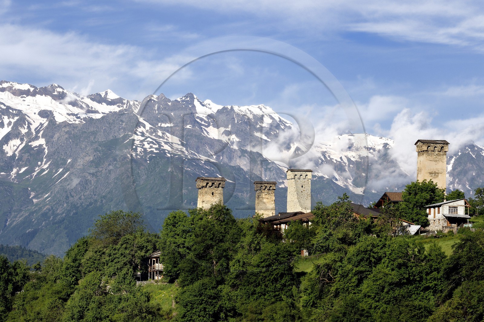 Géorgie, Haute Svanétie (Zemo Svaneti), Mestia, tours défensives Svanes dressées à coté des maisons