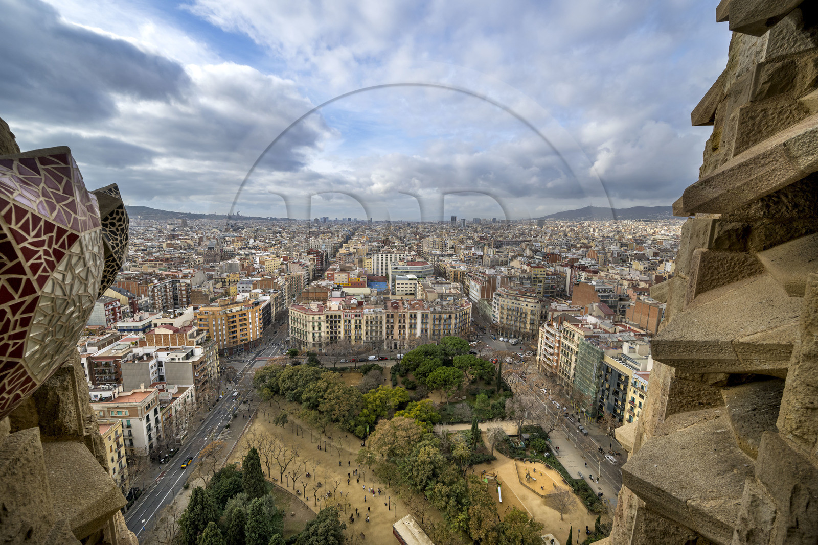Espagne, Catalogne, Barcelone, quartier de l'Eixample, basilique de la Sagrada Familia de l'architecte du modernisme catalan Antoni Gaudi classée Patrimoine Mondial de l'UNESCO, vue sur la ville depuis une des tours de la facade de la Passion à l'ouest