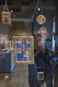 France, Paris (75), Musée de Cluny - Musée national du Moyen-Age, tableau reliquaire du XVe siècle, Crucifixion, Paris, argent doré, émaux, gemmes et verre coloré