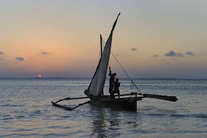 Tanzanie, archipel de Zanzibar, île de Unguja (Zanzibar), côte est, baie de Chwaka vers Michamvi, départ pour la pêche de nuit d'un dhow (boutre traditionnel)