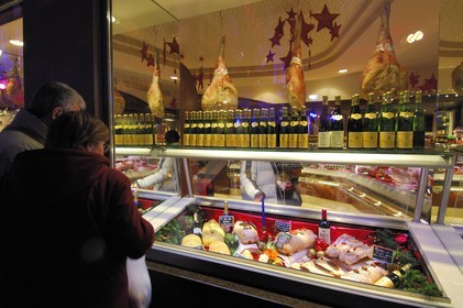 France, Bas Rhin (67), Strasbourg, la devanture du repute boucher-charcutier Frick-Lutz a Noel