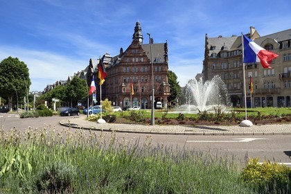 France, Moselle (57), Metz, quartier impérial, place Raymond Mondon, au centre la Maison de la fédération des corporations destiné à la promotion des Arts et Métiers (Gewerbehaus)