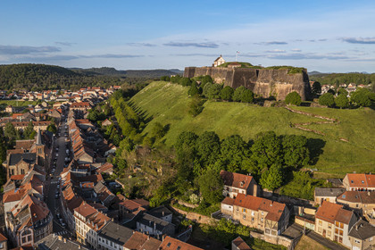 France, Moselle (57), Parc régional des Vosges du nord, Bitche, la citadelle fortifiée par Vauban (vue aérienne)