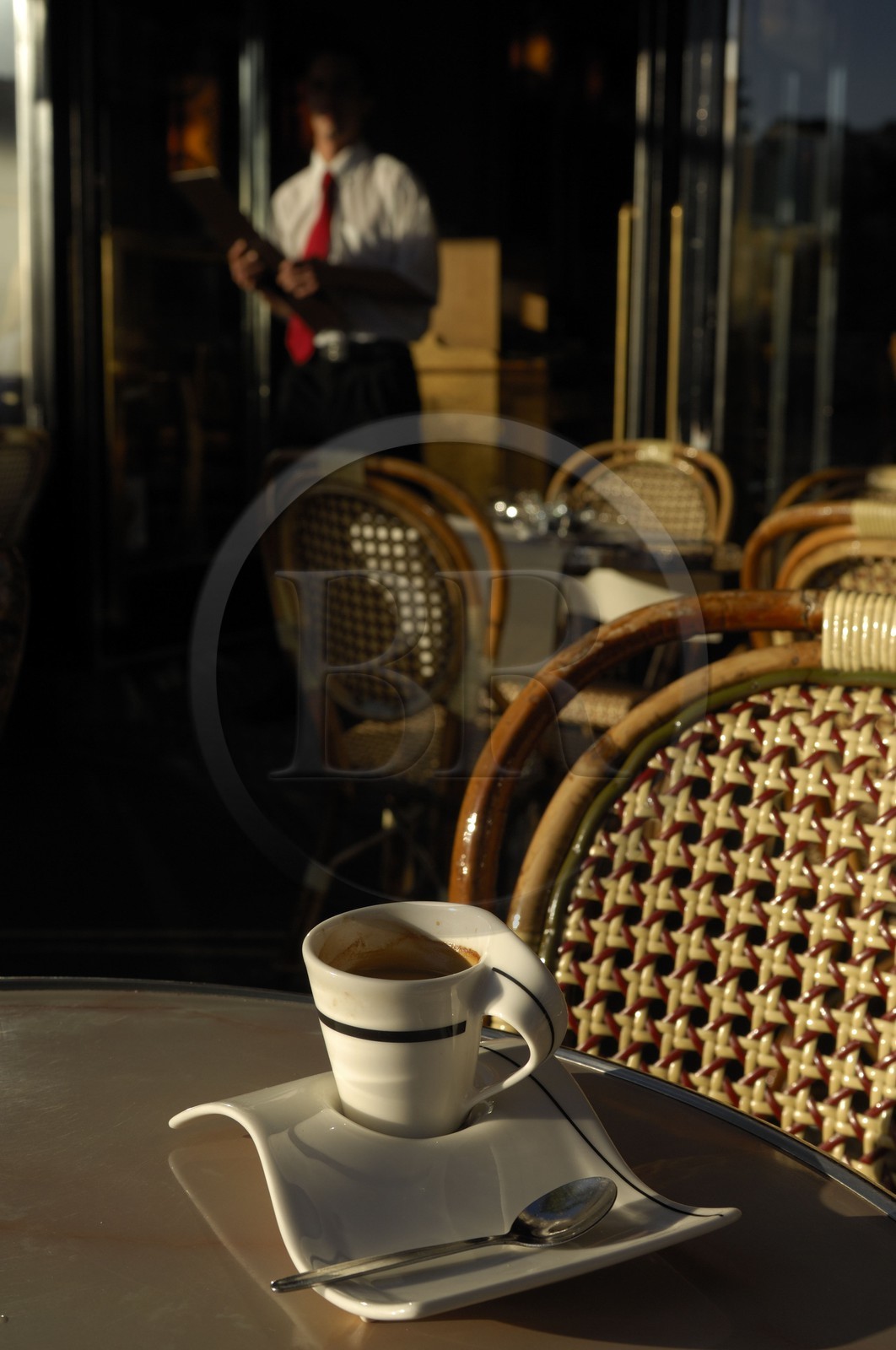 France, Paris (75), tasse de café à une terrasse
