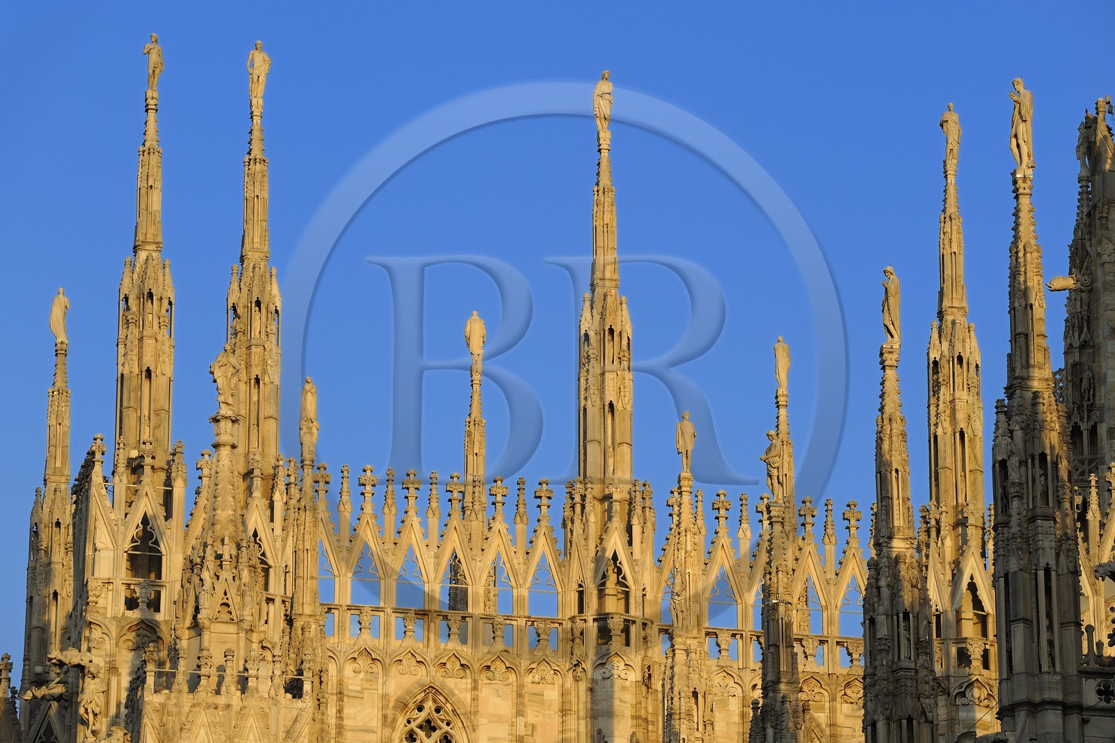 Italie, Lombardie, Milan, le Duomo dans le centre historique, cathédrale de style gothique flamboyant, les flèches surmontées de statues