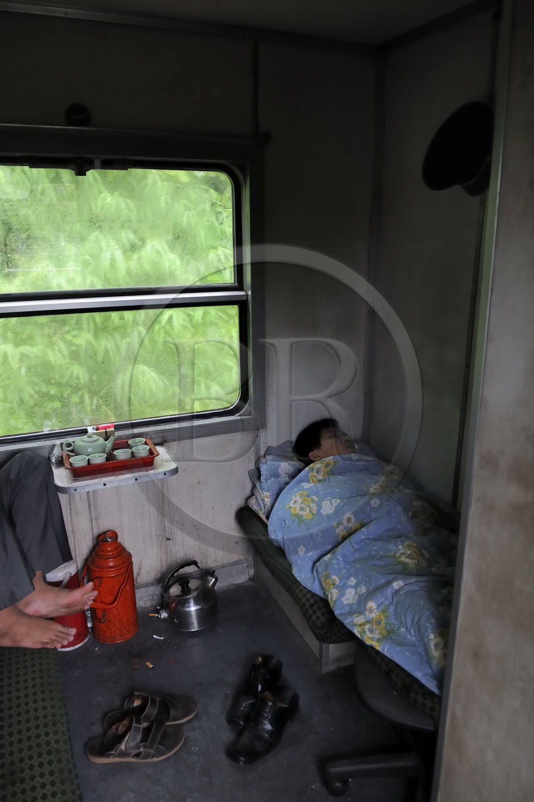 Vietnam, train de jour de Lao Cai à Hanoï, compartiment des contrôleurs