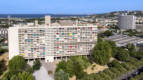 France, Bouches-du-Rhône (13), Marseille, oeuvre architecturale de Le Corbusier, classée Patrimoine Mondial de l'UNESCO, la Cité Radieuse par l'architecte Le Corbusier et l'immeuble Le Brasilia réalisé par l'architecte Fernand Boukobza sous l'influence de Le Corbusier en arrière plan (vue aérienne)