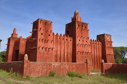 France, Var (83), Fréjus, ancien camp de Caïs, la mosquée soudanaise Missiri achevée en 1930, réplique de la mosquée de Djenné au Mali et inscrite à l'inventaire supplémentaire des monuments historiques