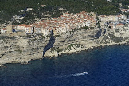 France, Corse-du-Sud (2A), Bonifacio, les falaises calcaires avec l'escalier du Roi-d'Aragon, la citadelle et la vieille ville (vue aérienne)
