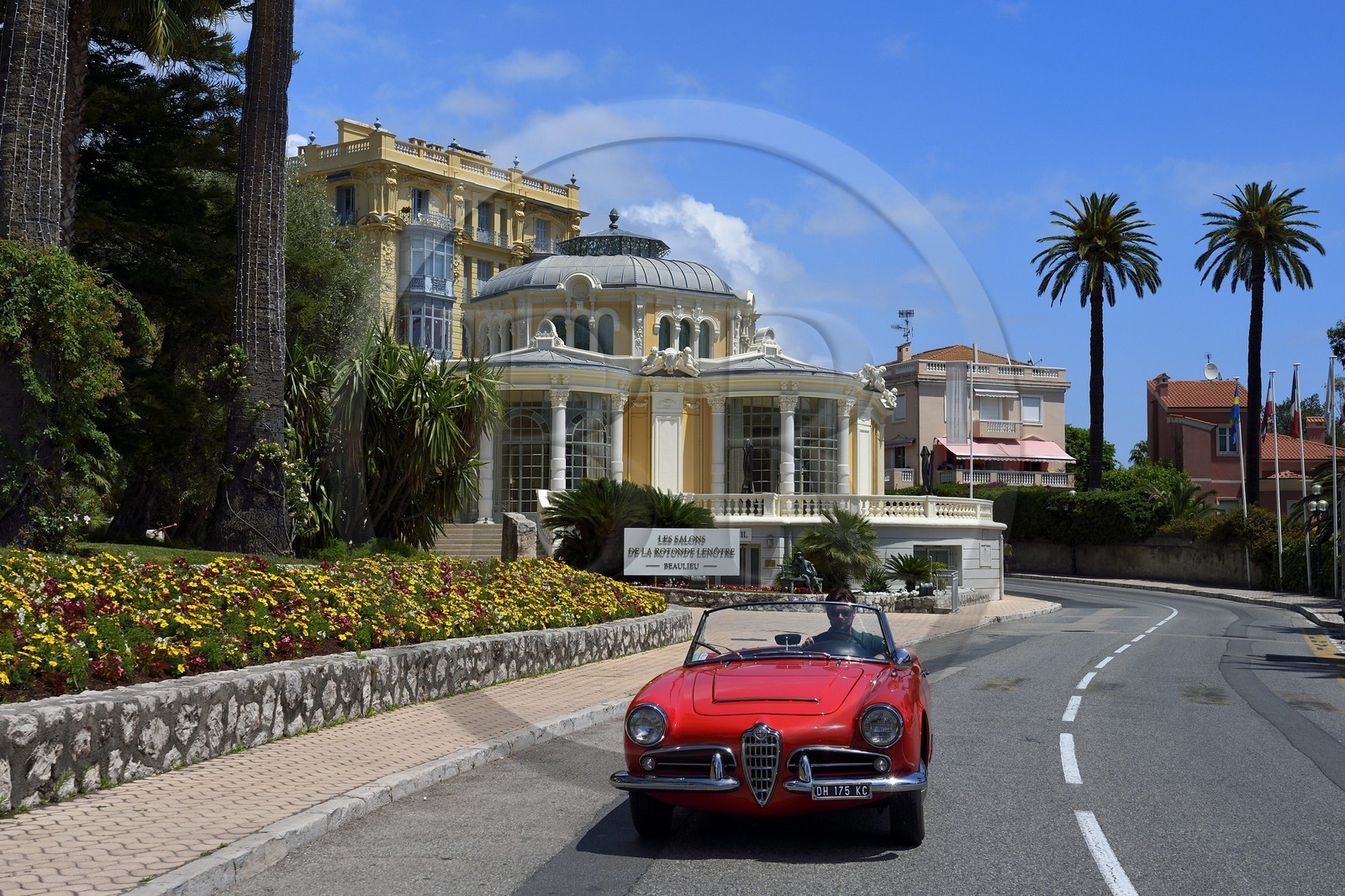 France, Alpes-Maritimes (06), Beaulieu-sur-Mer, Alfa Romeo Giulietta décapotable de collection sur la route de la Basse Corniche