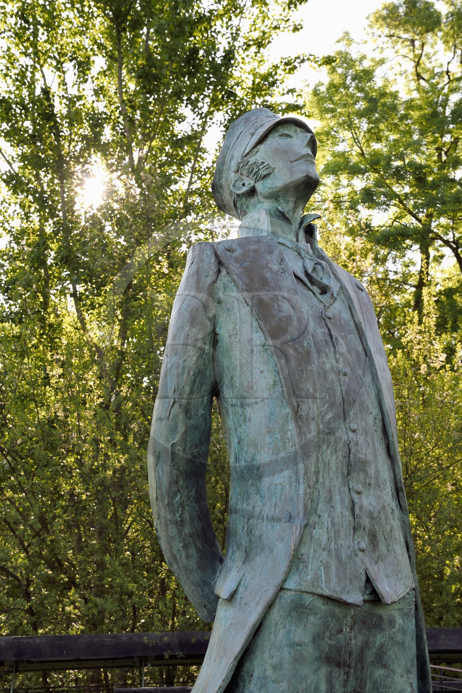 France, Charente (16), Angoulême, Corto Maltese, sculpture en bronze de Luc et Livio Benedetti, sur la passerelle Hugo Pratt au dessus de la Charente qui relie les batiments de la Cité internationale de la bande dessinée et de l’image (CIBDI)