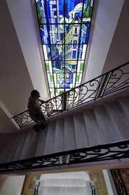 France, Alpes-de-Haute-Provence (04), vallée de l'Ubaye, Barcelonnette, Villa mexicaine connue sous le nom de Villa Bleue, vitrail de 8,10m de haut réalisé en 1933 par le maitre-verrier Gruber de l’école de Nancy représentant les métiers à tisser les draps, les cheminées fumantes des fabriques textiles et un grand magasin, il célèbre la réussite au Mexique de son commanditaire Camille Jean fondateur du magasin la Francia Maritima