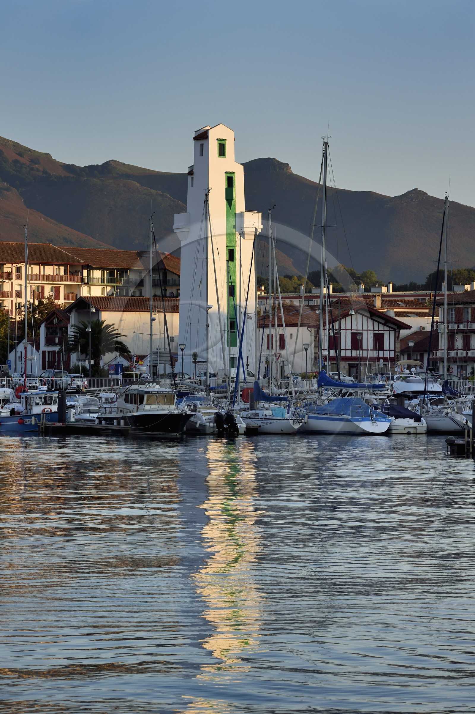 France, Pyrénées-Atlantiques (64), Pays-Basque, Saint-Jean-de-Luz, bateau au port et phare de Ciboure construit par André Pavlovsky en 1936, le sommet de la montagne La Rhune en arrière-plan