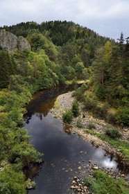 France, Haute-Loire (43), vallée de la Loire, Salettes, randonneuse longeant les berges de la Loire au Pont de Soubrey