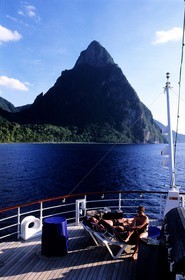 Caraïbes, île de Sainte-Lucie, le pont arrière du 5 mâts SPV Royal Clipper au large du Piton de Soufrière