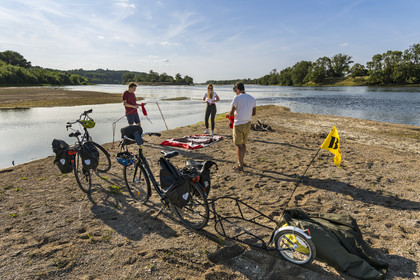 France, Maine-et-Loire (49), vallée de la Loire classée au Patrimoine Mondial par l'UNESCO, Saumur vers Saint-Hilaire, randonnée à bicyclette le long des berges de la Loire, installation du campement pour la nuit sur un des bancs de sable formant des îles sur la Loire