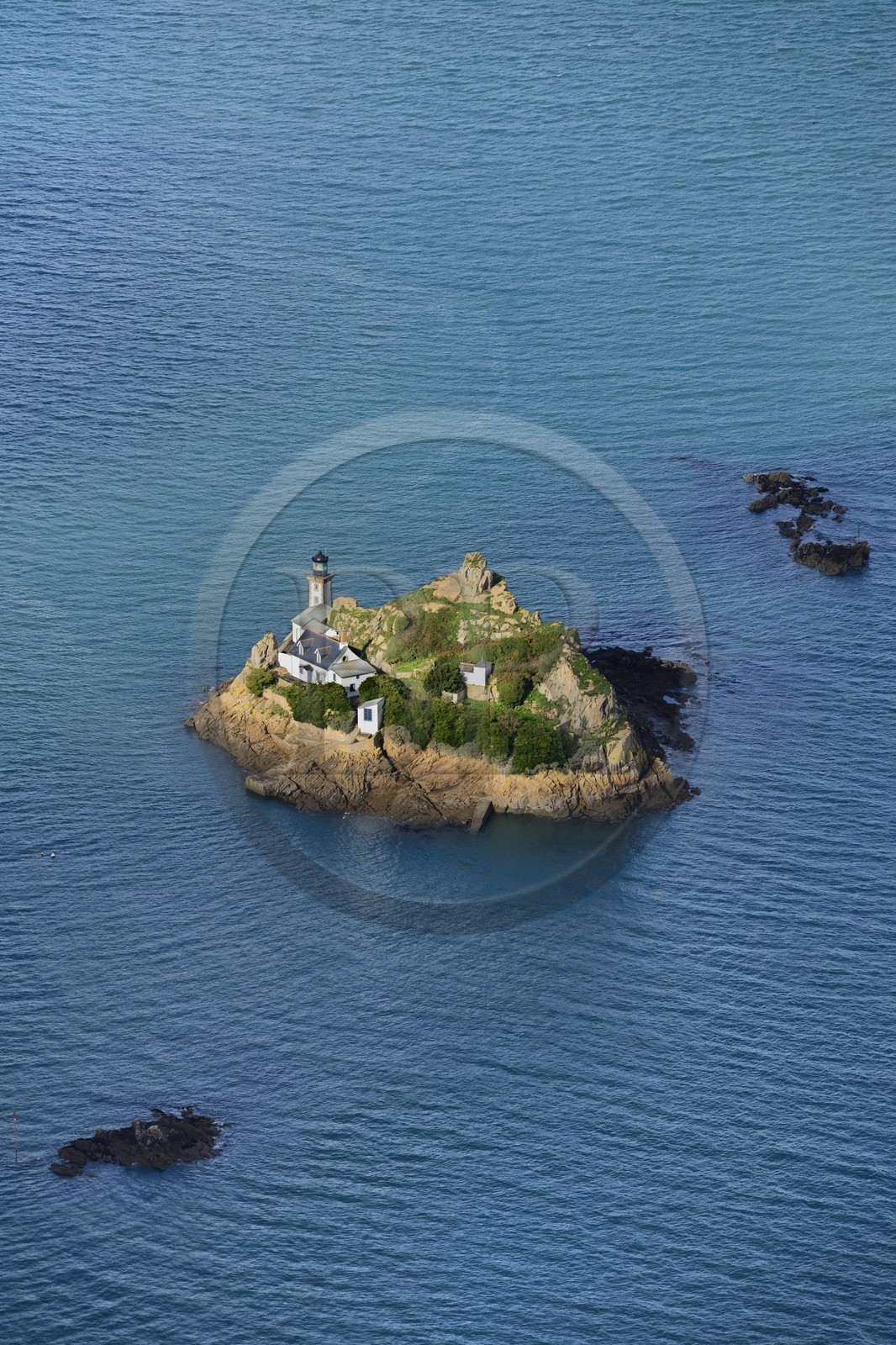France, Finistère (29), baie de Morlaix, Carantec,  maison-phare de l'Ile Louet (aussi une maison d'hôtes en saison estivale) (vue aérienne)