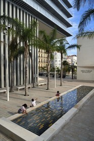 France, Var (83), Toulon, quartier Chalucet, la Maison de la Créativité abritant l'Ecole Camondo Méditerranée (Architecture d'intérieur et Design) à gauche surplombant la médiathèque Chalucet dans le Jardin Alexandre 1er