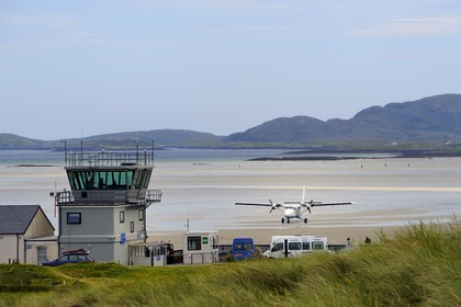 Royaume-Uni, Ecosse, Hébrides extérieures, Ile de Barra, Twin Otter atterrissant à l'aéroport de Barra, la piste est la plage à marée basse