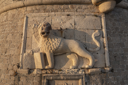 Croatie, Dalmatie, cote dalmate, Ile de Hvar, la ville de Hvar, la Forteresse espagnole, le Lion Ailé marquant la domination de la République de Venise sur la ville (vue aérienne)