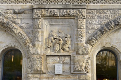 France, Moselle (57), Metz, quartier impérial, la gare de Metz, édifiée de 1905 à 1908 par l'architecte berlinois Jurgen Kruger est inscrite monument historique, bas-relief représentant le restaurant populaire de 3ème classe de la gare