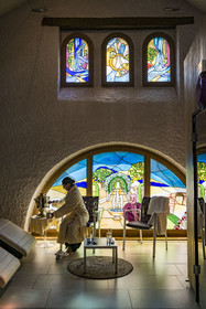 France, Côte-d'Or (21), les climats de Bourgogne classés Patrimoine Mondial de l'UNESCO, Beaune, Hotel Le Cep, le Spa avec un vitrail créé par Joyce Delimata