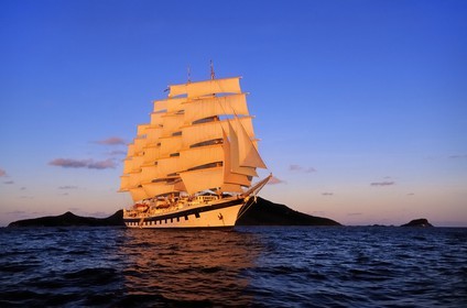 Caraïbes, Union Island, le 5 mâts SPV Royal Clipper toutes voiles dehors au large de Union Island