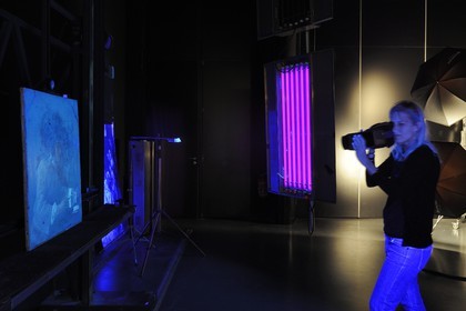 France, Paris (75), Laboratoire du Centre de recherche et de restauration des musées de France (C2RMF), observation et photographie sous rayon UV du tableau le Château de Cartes (1737) du peintre Chardin