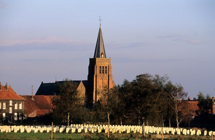 Belgique, Flandre-Occidentale, région des Monts-de-Flandre, église et cimetière militaire de 14-18 de Dranouter