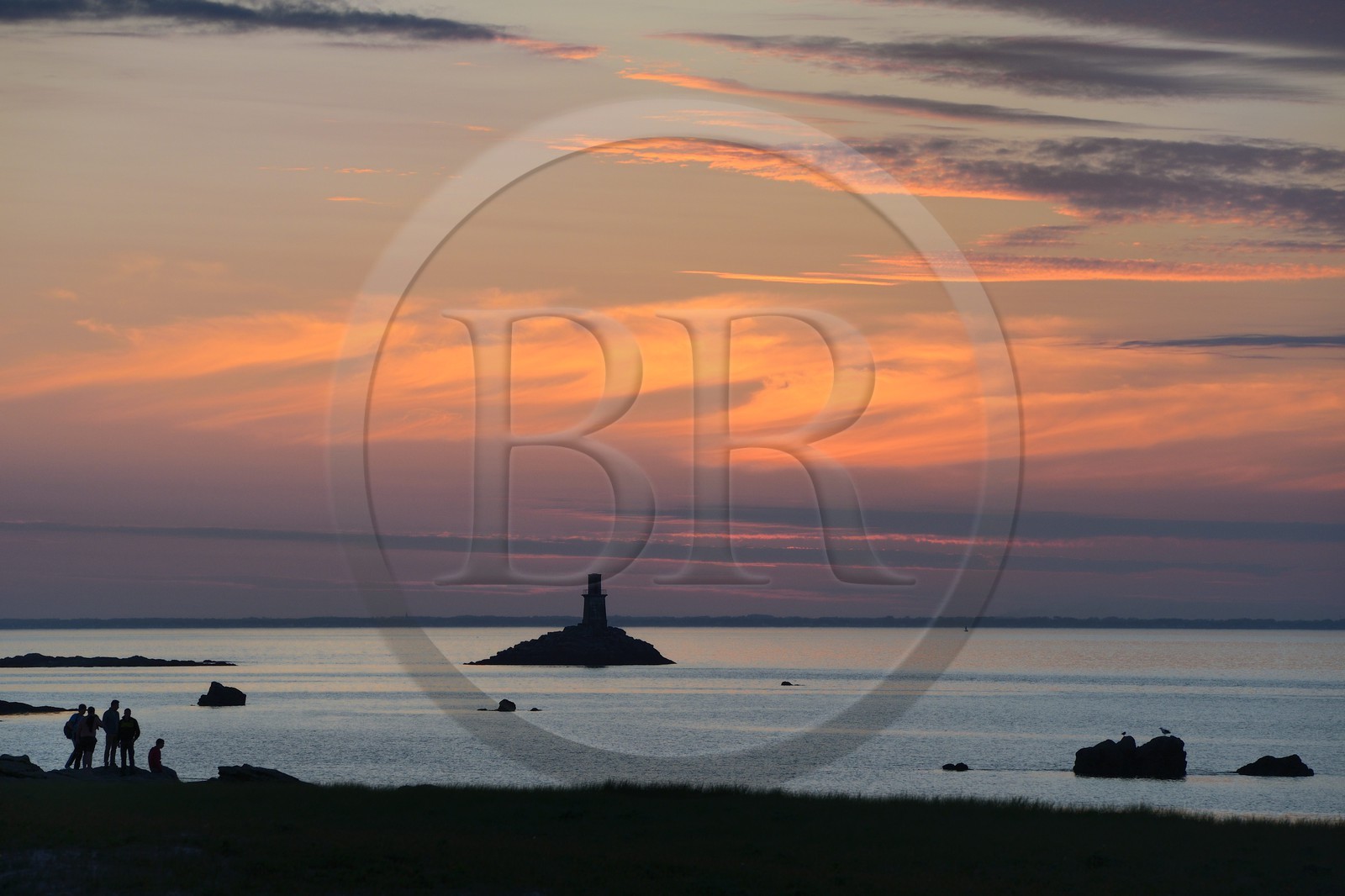 France, Finistère (29), La Foret Fouesnant, archipel des Glénan, Ile Saint-Nicolas, coucher de soleil sur la côte ouest et l'ancien phare du Huic aujourd'hui abandonné