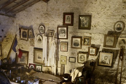 France, Meuse (55), Romagne-sous-Montfaucon, le musée informel appelé Romagne ‘14-’18 sur la vie quotidienne du soldat de la Grande Guerre créé par Jean-Paul de Vries, portraits de soldats et d'épouses de soldats