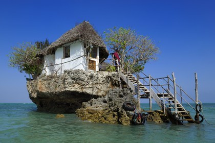 Tanzanie, archipel de Zanzibar, île de Unguja (Zanzibar), côte est, le restaurant The Rock perché sur un îlot à Pingwe