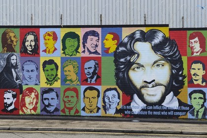 Royaume-Uni, Irlande du Nord, Belfast Ouest, le quartier catholique de Falls, International ou Solidarity Wall, peintures murales sur Falls Road