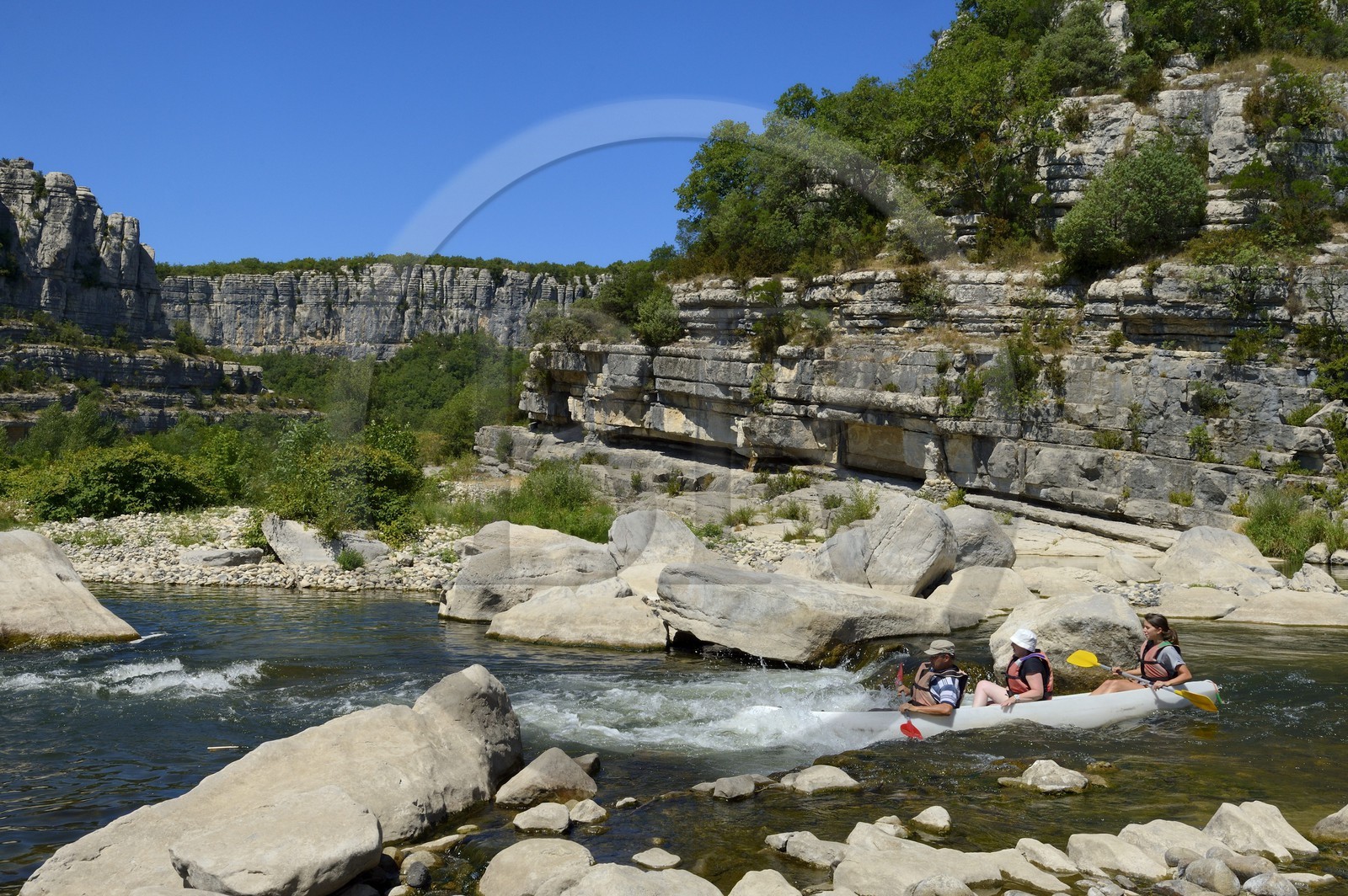 France, Ardèche (07), Ruoms, kayaks descendant la rivière Ardèche dans les défilés de Ruoms à Pradons, passage de rapides vers le cirque de Giens