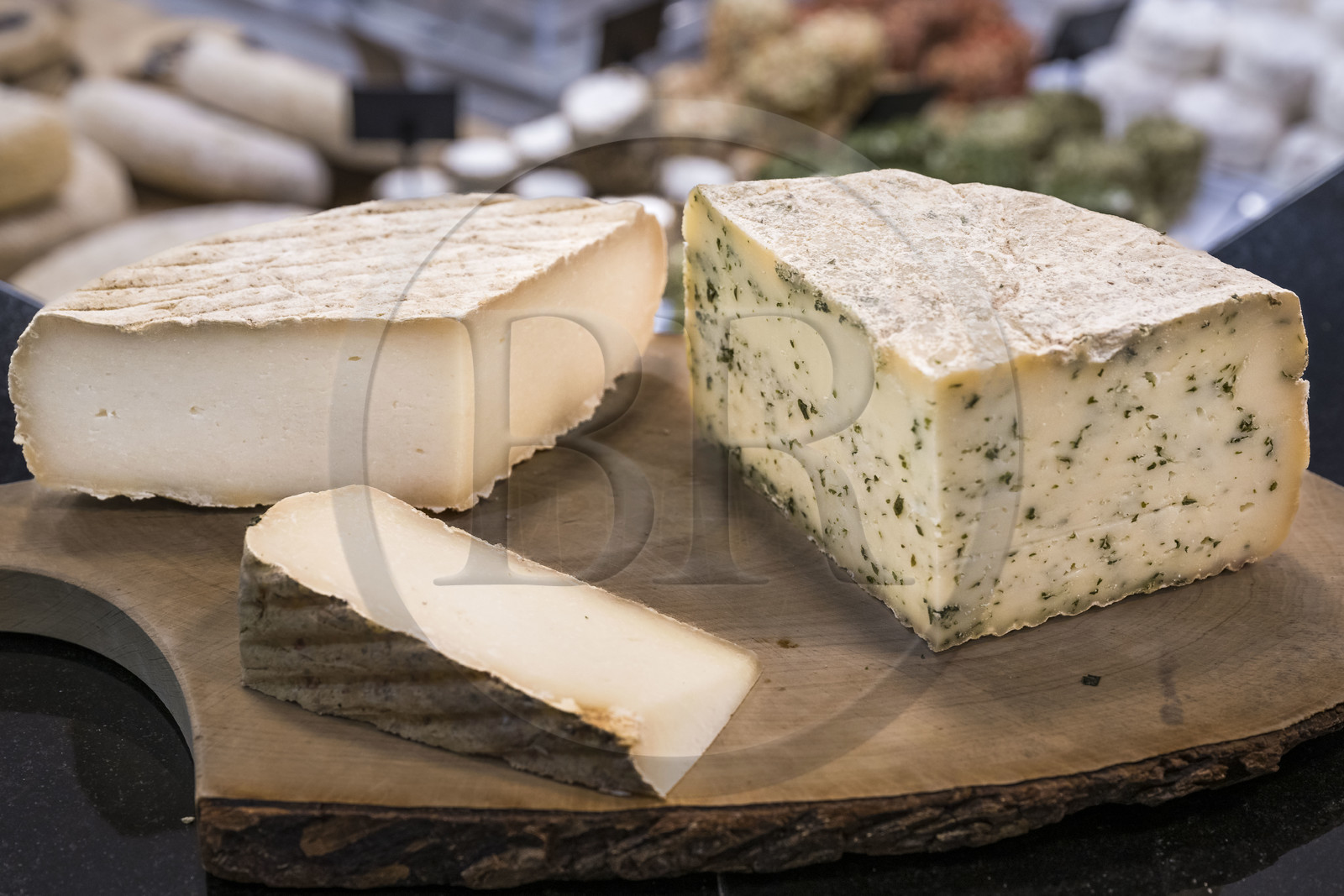France, Bas-Rhin (67), Parc naturel régional des Vosges du Nord, Obersteinbach, la chèvrerie de La Ferme du Steinbach, vente de de fromages de chèvre fermiers, tomme nature et tomme à l'ail des ours