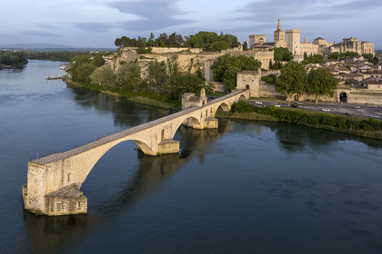France, Vaucluse (84), Avignon, le pont Saint-Bénézet (pont d'Avignon) sur le Rhône et le Palais des Papes, classés Patrimoine mondial de l'UNESCO, en arrière plan (vue aérienne)