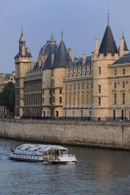 France, Paris (75), les rives de la Seine, classées Patrimoine Mondial de l'UNESCO, la Conciergerie sur l'île de la Cité et le Batobus