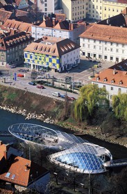 Autriche, Styrie, Graz, centre historique classé Patrimoine Mondial de l'UNESCO, l'île flottante sur la rivière Mur, Café et espace culturel créés par l'architecte Vito Acconci