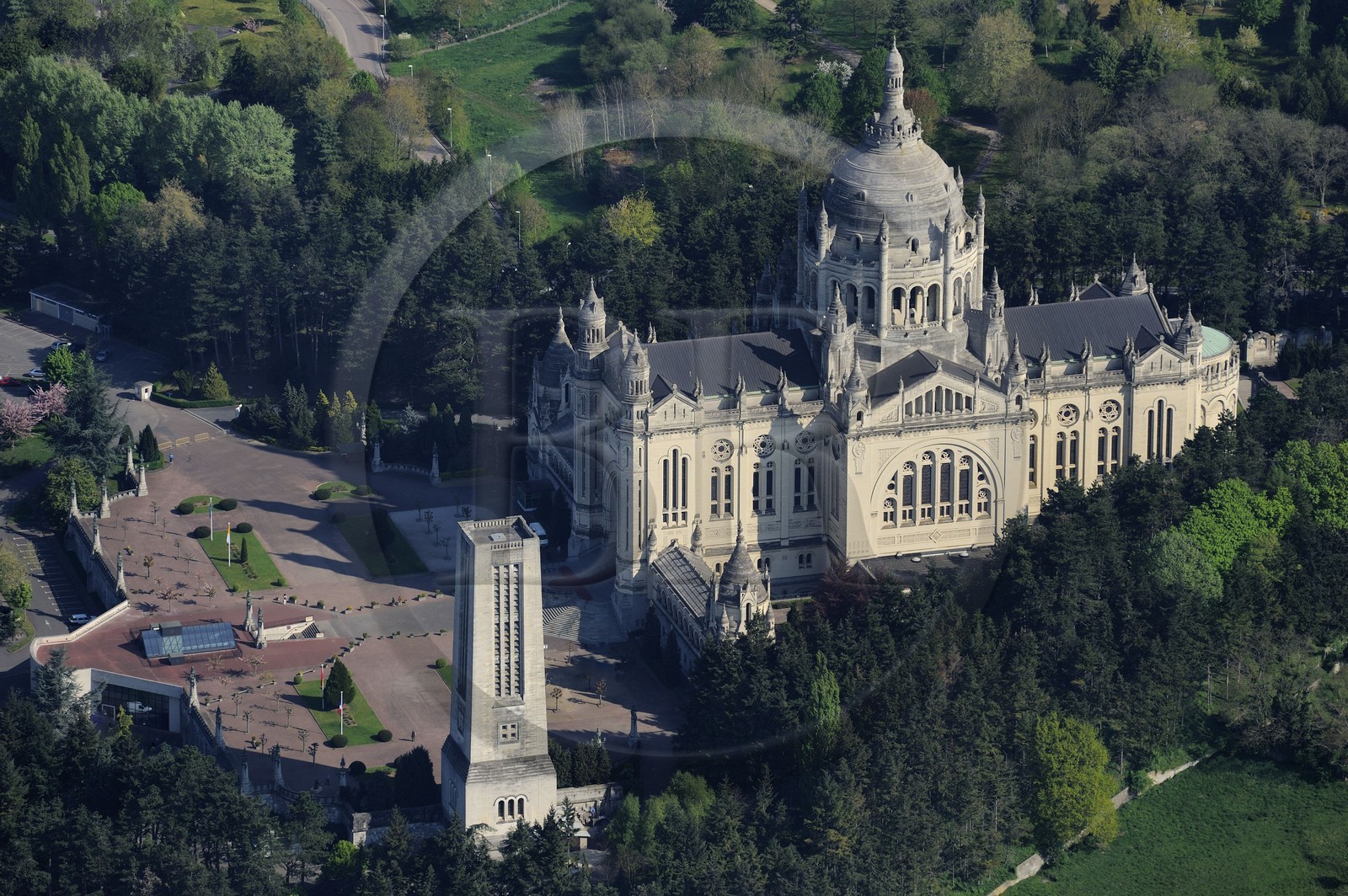 France, Calvados (14), Lisieux, basilique Sainte-Thérèse-de-Lisieux, l'une des plus grandes églises construites au XXe siècle (vue aérienne)
