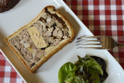 France, Rhône (69), Lyon, Restaurant bouchon lyonnais Daniel et Denise du chef Joseph Viola, meilleur ouvrier de France 2004, son réputé Pâté en croute au foie gras et ris de veau