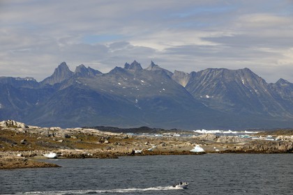Groenland, région de la ville de Nanortalik, bateau à moteur au pied des montagnes
