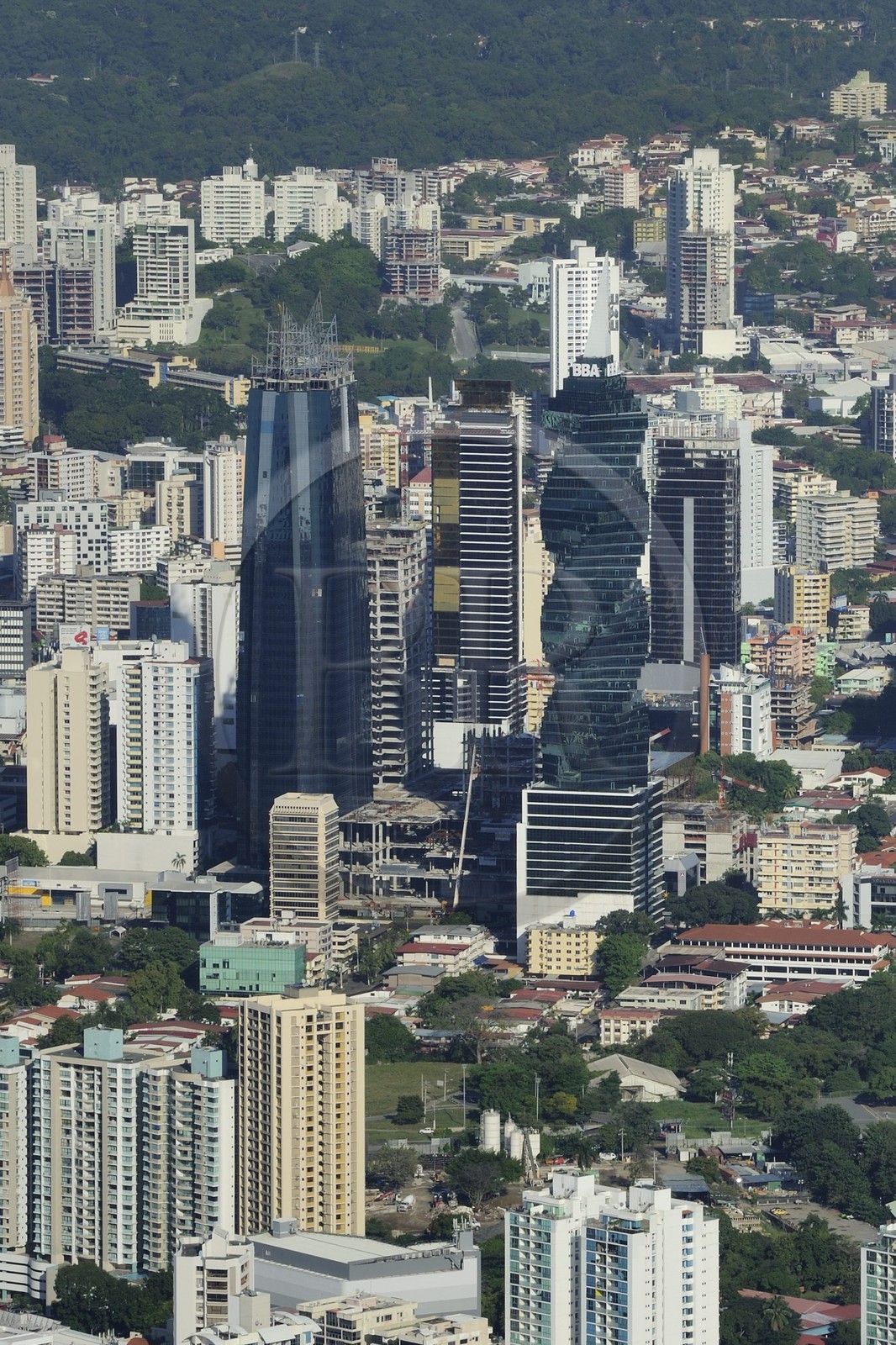 Panama, Panama City, le Soho Mall - tour HSBC à gauche et la Tour F & F connue sous le nom de la Tour de la Révolution ou encore El Tornillo (la vis) à droite (vue aérienne)