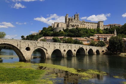 France, Hérault (34), Béziers, la cathédrale Saint Nazaire et le Pont-Vieux sur la rivière Orb