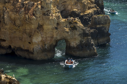 Portugal, Algarve, Lagos, découverte en bateau des grottes dans les falaises escarpées de la Ponta da Piedade