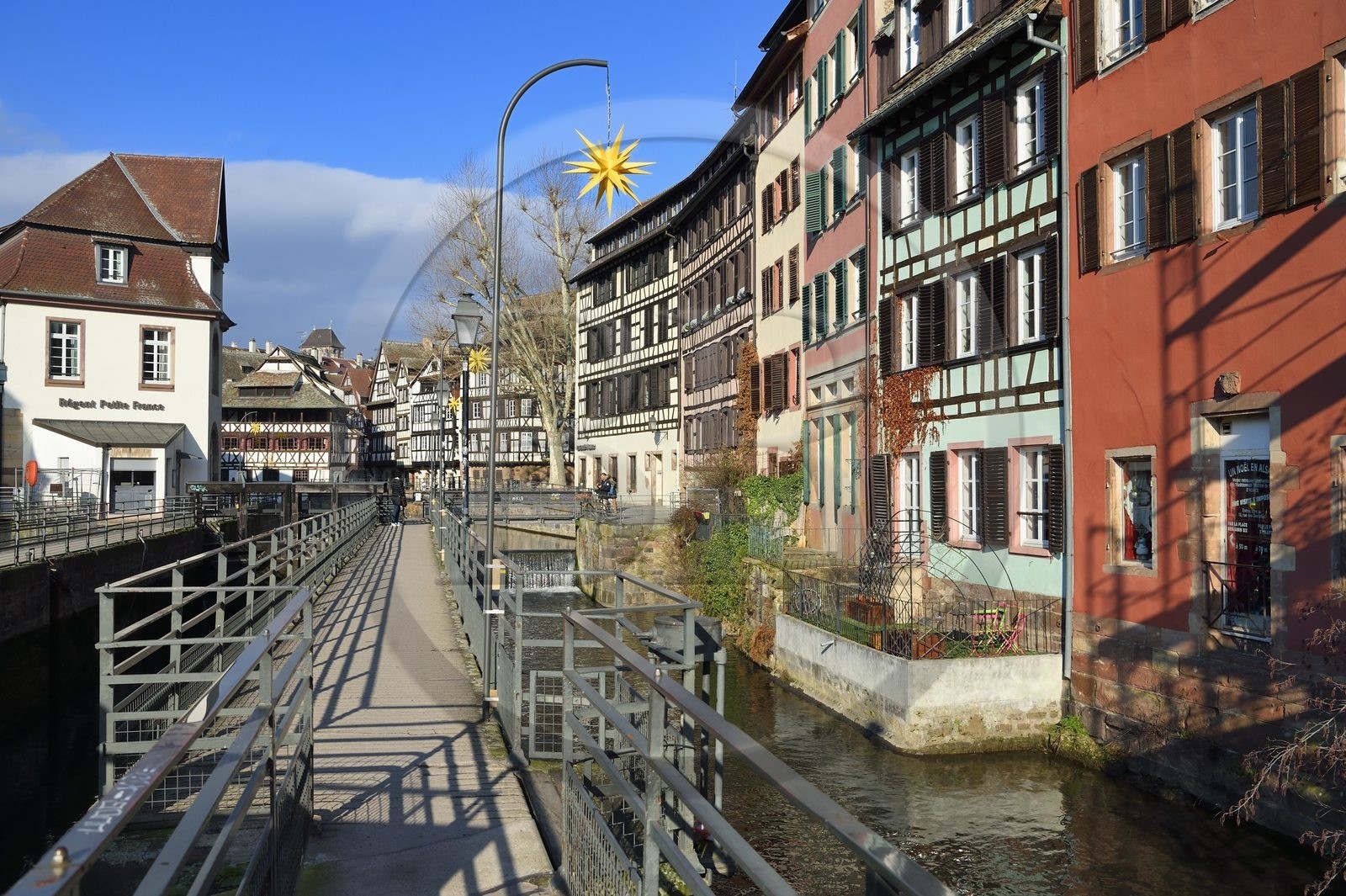 France, Bas-Rhin (67), Strasbourg, vieille ville classée au Patrimoine Mondial de l'UNESCO, quartier de la Petite France, l'écluse sur l'Ill vers le quai des Moulins et la passerelle des anciennes glacières